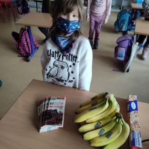 Klasse 1 bereitet faire Schoko-Bananen-Spieße zu
